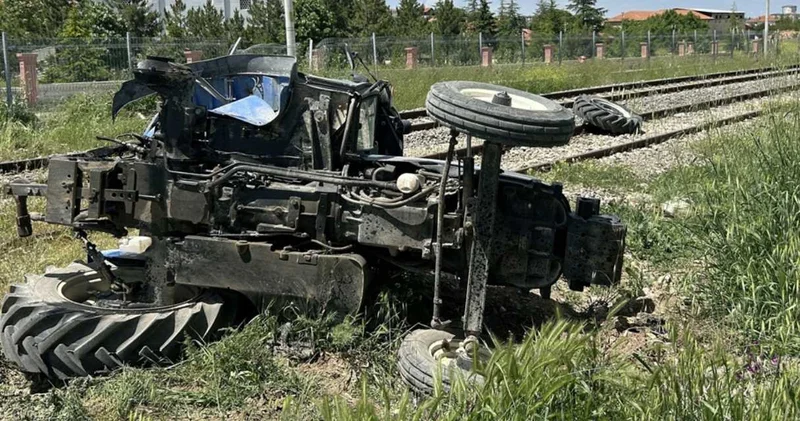 Uşak ta tren kazası: Traktör sürücüsü yaralandı