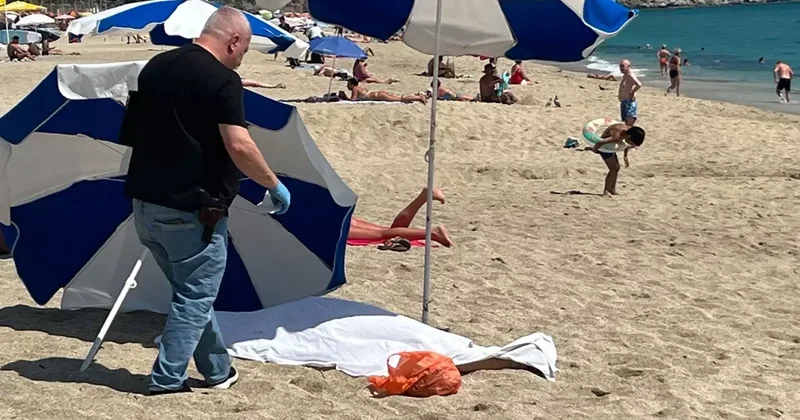Alanya da sahilde güneşlenen Alman turist öldü