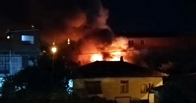 Edirne de korkutan yangın: Bir ev kül oldu, iki ev hasar gördü