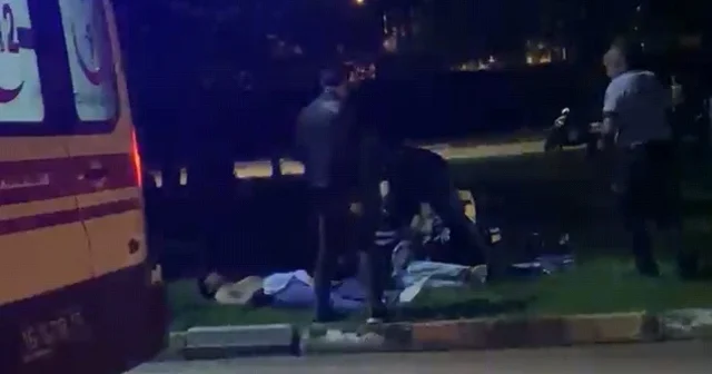 Parkta yüzlerine lazer ışığı tutun şüphelileri uyaran 2 genç, bıçaklı saldırıya uğradı: 2 yaralı Bursa Haberleri