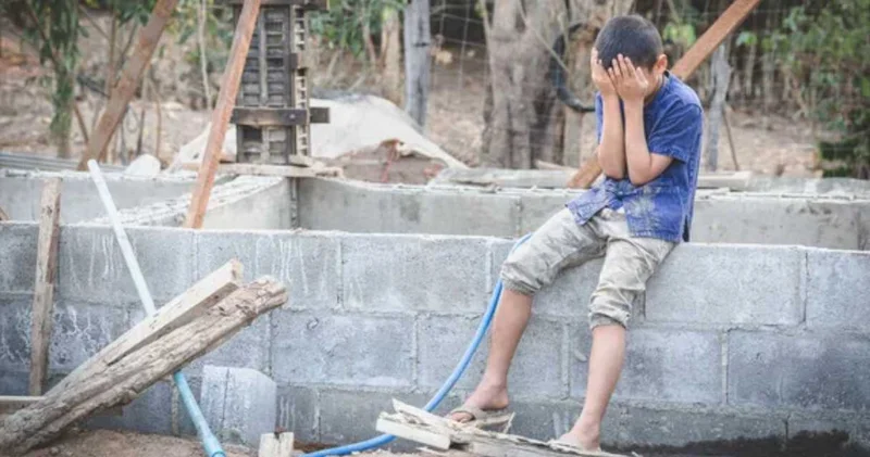12 yaşındaki çocuk işçi inşaattan düştü: Ağır yaralı çocuk hastaneye de çocuk işçi nezaretinde gitti
