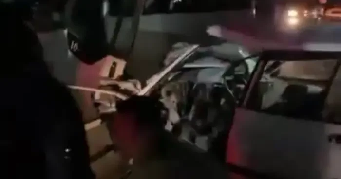 Uzundere’de midibüs ile otomobil çarpıştı: 2 yaralı