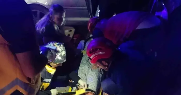 Araçta sıkışan sürücü yaralı olarak çıkarıldı