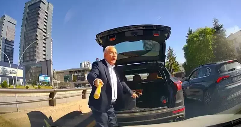 Trafikte tartıştığı sürücünün üzerine beyzbol sopasıyla yürüdü; o anlar kamerada