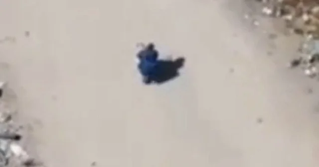 İsrail İHA’sı yolda yürüyen Gazzeli genci bombaladı VİDEO İZLE
