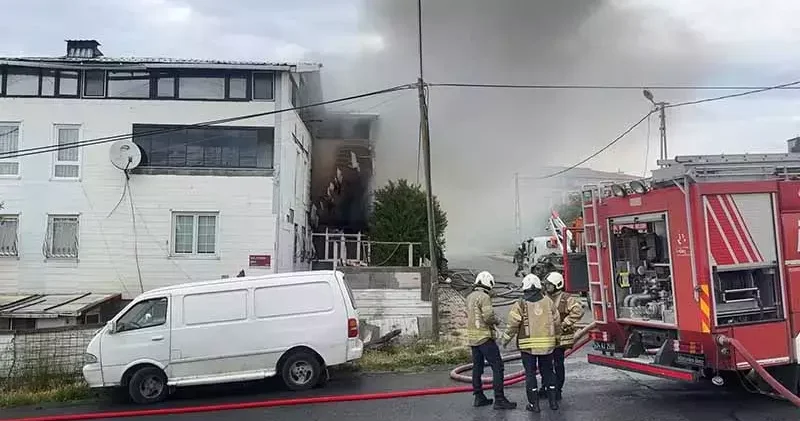 Arnavutköy de barakada çıkıp yan binaya sıçrayan yangın söndürüldü