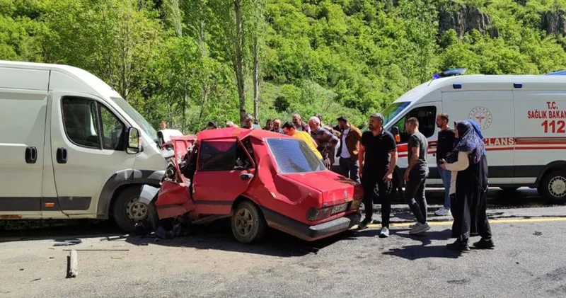 Minibüsle çarpışan araç hurdaya döndü: 1 ölü, 1 ağır yaralı