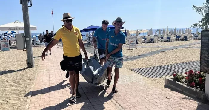 Görenler hemen ekiplere bildirdi... Alman turist plajda hayatını kaybetti