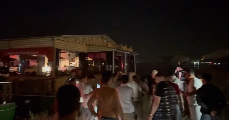 Fırat Nehri nde panik: Halatı kopan duba restoran sürüklendi, müşteriler mahsur kaldı