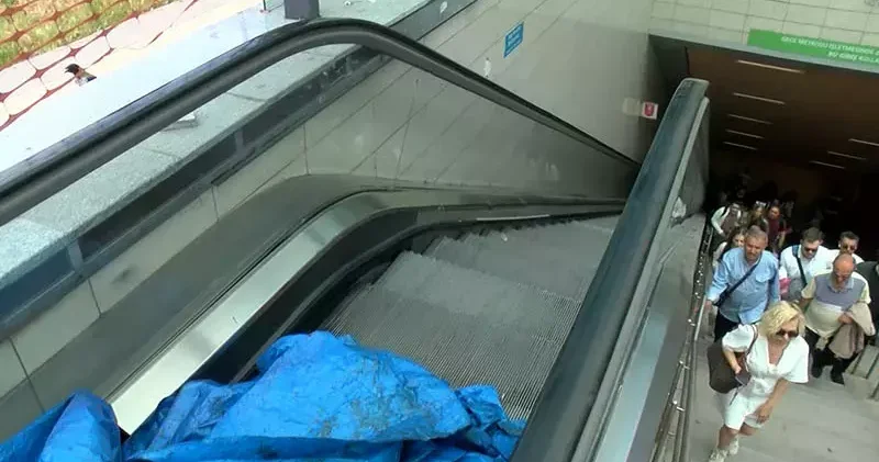 Ünalan Metrosunda yürüyen merdiven kırıldı; istasyon çıkışında yoğunluk oluştu
