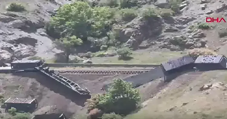 Elazığ’da yük treni raydan çıktı