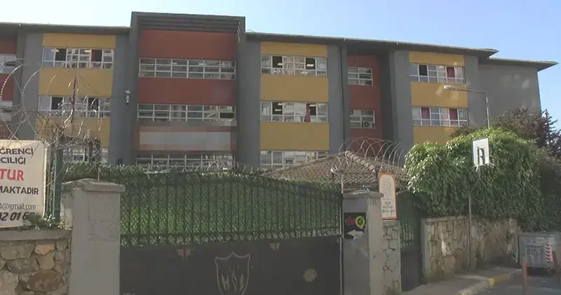 Sultanbeyli de lise öğrencisi okul bahçesinde arkadaşını bıçakladı