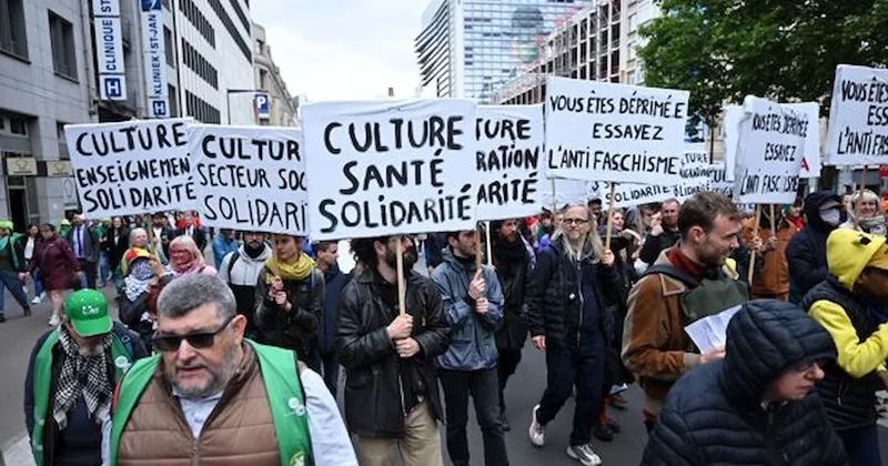 Brüksel de binlerce kişi sosyal harcamalardaki kesintileri protesto etti Sözcü Gazetesi