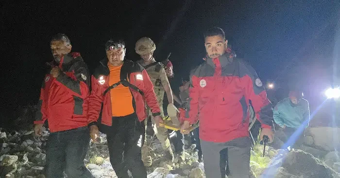 Doğa yürüyüşü yaparken metrelerce yüksekten düştü! 4 saat süren çalışma sonunda kurtarıldı
