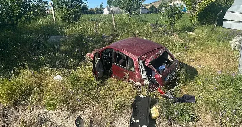 Sivas ta otomobil şarampole yuvarlandı: 1 i ağır, 3 yaralı