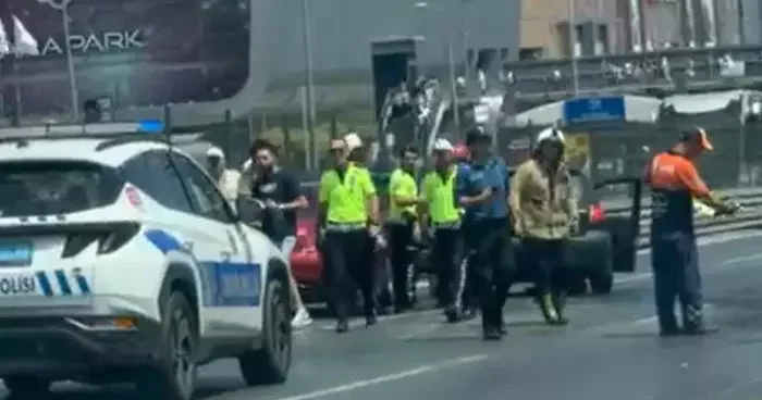 Direksiyon hakimiyetini kaybeden sürücü yan yoldan anayola uçtu, E 5 kapandı; O anlar kamerada