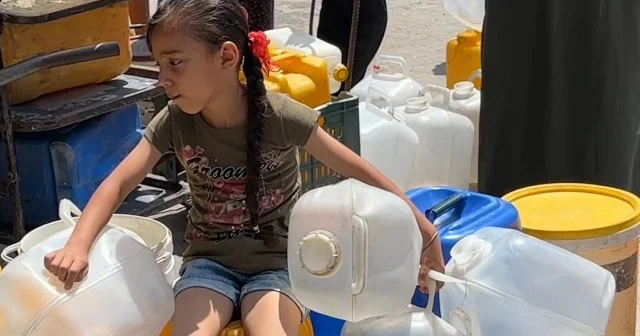 İşgalci İsrail saldırıları altındaki Gazze de su krizi devam ediyor VİDEO İZLE