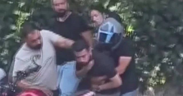 Motosiklet sürücüsünün dikkati hayat kurtardı: Yolda gördüğü adama Heimlich manevrası uyguladı VİDEO İZLE