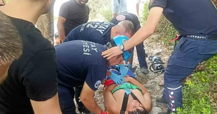 Dörtyol’da ayağı kayalıklara sıkışan şahıs yaralandı