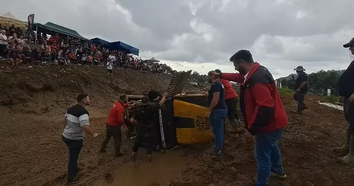 Rize deki off road yarışlarında takla atan araç yürekleri ağıza getirdi