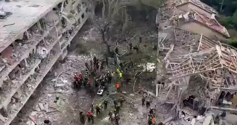 ABD nin İran a saldırısı Tel Aviv de karşılık buldu! Enkaza dönen binalar görüntülendi
