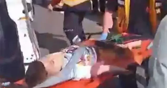 Arnavutköy de feci kaza! Yolun karşısına geçmeye çalışan anne ve çocuğuna çarptı