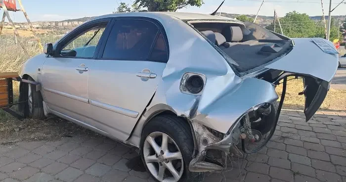 Lüks otomobilin çarpıştığı araç hurdaya döndü: 3 ağır yaralı