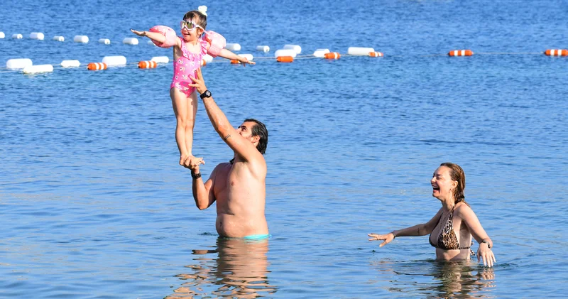 Özge Özder ve Sinan Güleryüz, kızları Luna ile Bodrum da Magazin haberleri