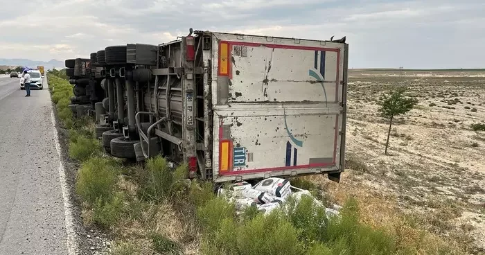 Kontrolden çıkan tır şarampole devrildi: 1 ölü