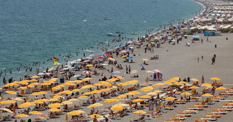 YKS sonrası Konyaaltı Sahili nde yoğunluk