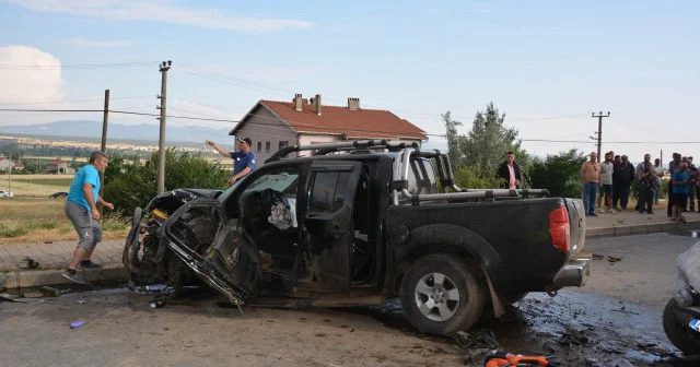 Uşak ta otomobilin karşı şeride geçip başka bir araca çarptı: Bir ölü Gündem Haberleri