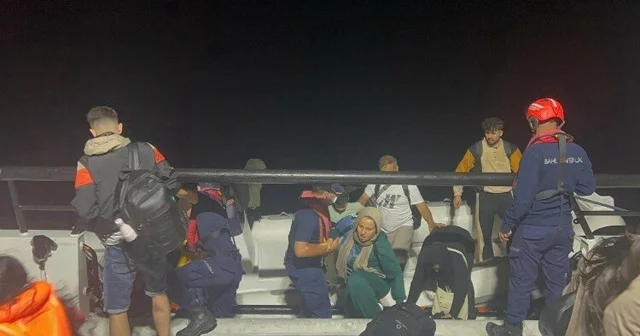 Sahil Güvenlik Bodrum da 26 kaçak göçmen ile iki göçmen kaçakçısını yakaladı Gündem Haberleri