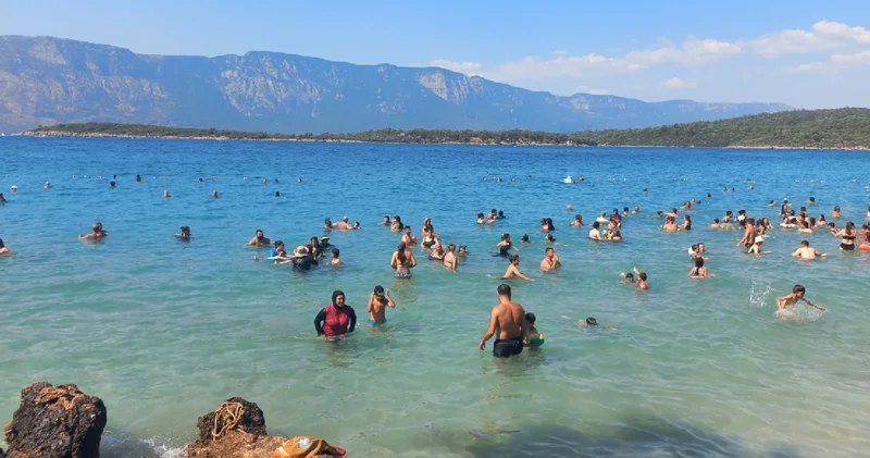 Muğla da sıcak hava nedeniyle sahillerde yoğunluk yaşandı