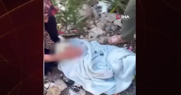 Vicdansızlar bebeği boş araziye bıraktı!