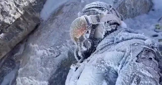 Everest e tırmanırken donarak ölen bir dağcıyla karşılaştı VİDEO İZLE