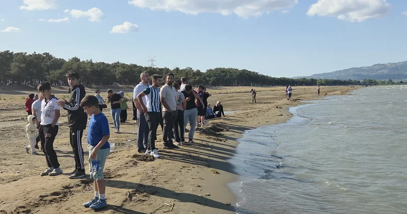 İznik Gölü ne giren iki kuzen kayboldu