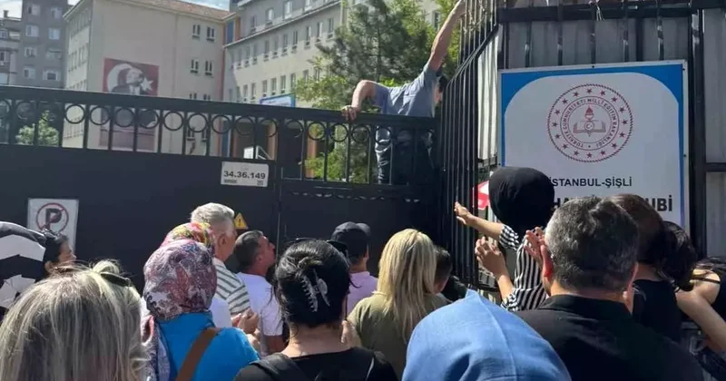 Sınava 1 Dakika Geç Kaldılar, Duvardan Atlattılar