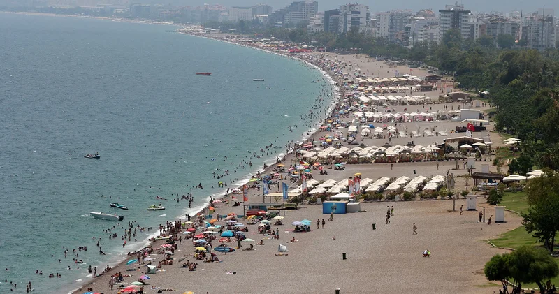 YKS den çıkan üniversite adayları, Konyaaltı Sahili ne akın etti