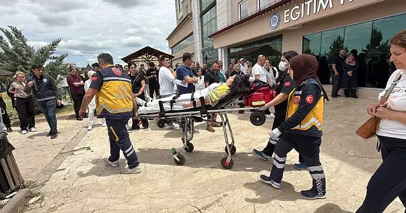 Sınavda baygınlık geçiren öğrenciye ambulansta müdahale edildi