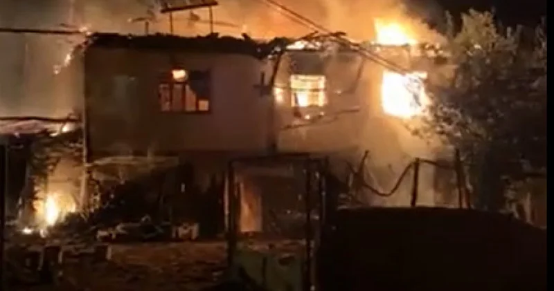 2 katlı ahşap ev alev topuna döndü
