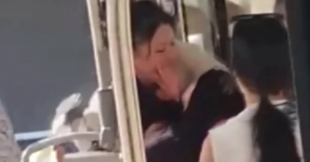 Denizli de bir şahıs otobüste tesettürlü kadına hakaret edip saldırdı: Defolacaksınız bu ülkeden VİDEO İZLE