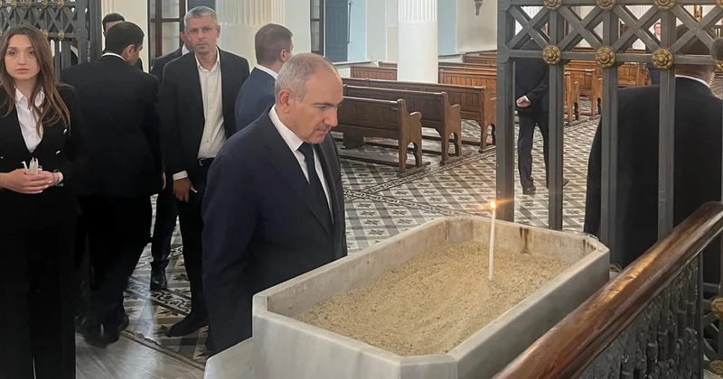 Paşinyan Kumkapı’daki Ana Kilise’de mum yaktı, Gomidas heykeline çiçek bıraktı Agos
