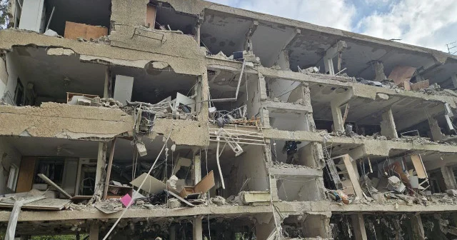 İran, İsrail i vurmaya devam ediyor: Tel Aviv enkazlarla boğuşuyor VİDEO İZLE