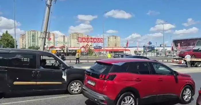 Beylikdüzü nde zincirleme kaza: 2 yaralı