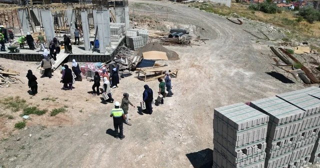 Sivas ta imece usulüyle yapılan caminin inşaatına kadınlar da briket taşıyor Sivas Haberleri
