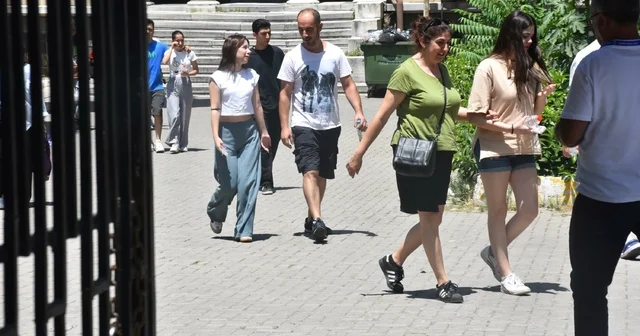 İzmir de YKS heyecanı; sınavdan çıkan öğrenciler soruları yorumladı (2) İzmir Haberleri