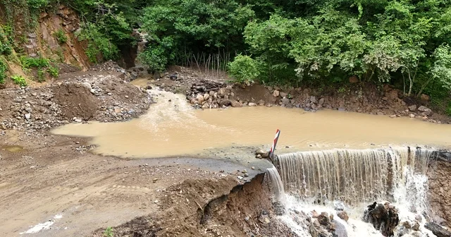 Trabzon da sağanak; 5 mahalle yolu ulaşıma kapandı Trabzon Haberleri