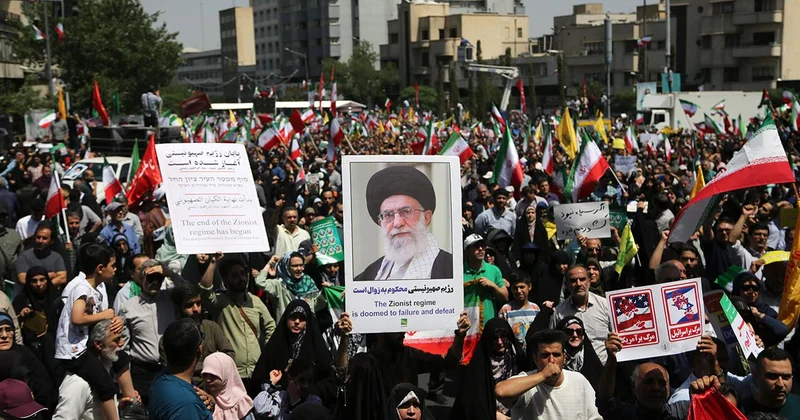 Tahran daki İnkılap Meydanı nda toplanan İranlılar ABD nin saldırılarını protesto etti