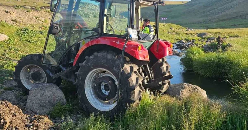 Arpaçay’da traktör şarampole devrildi: 2 yaralı
