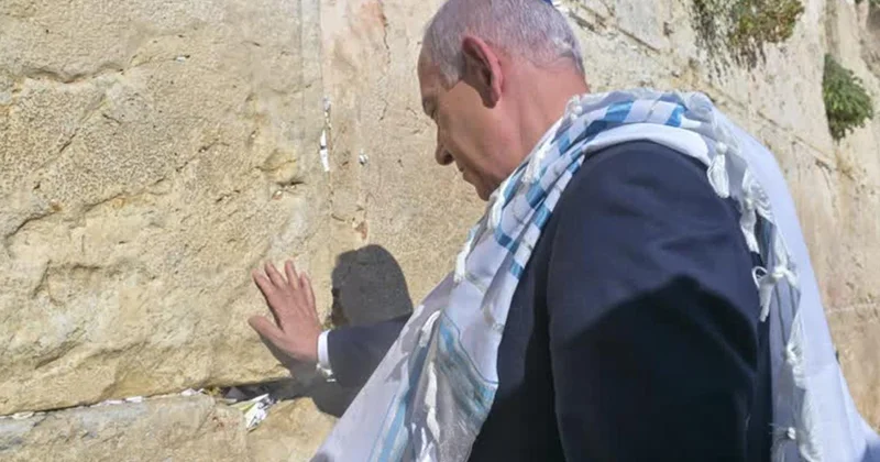 Netanyahu, ABD nin İran a saldırılarının ardından Trump için Ağlama Duvarı nda dua etti
